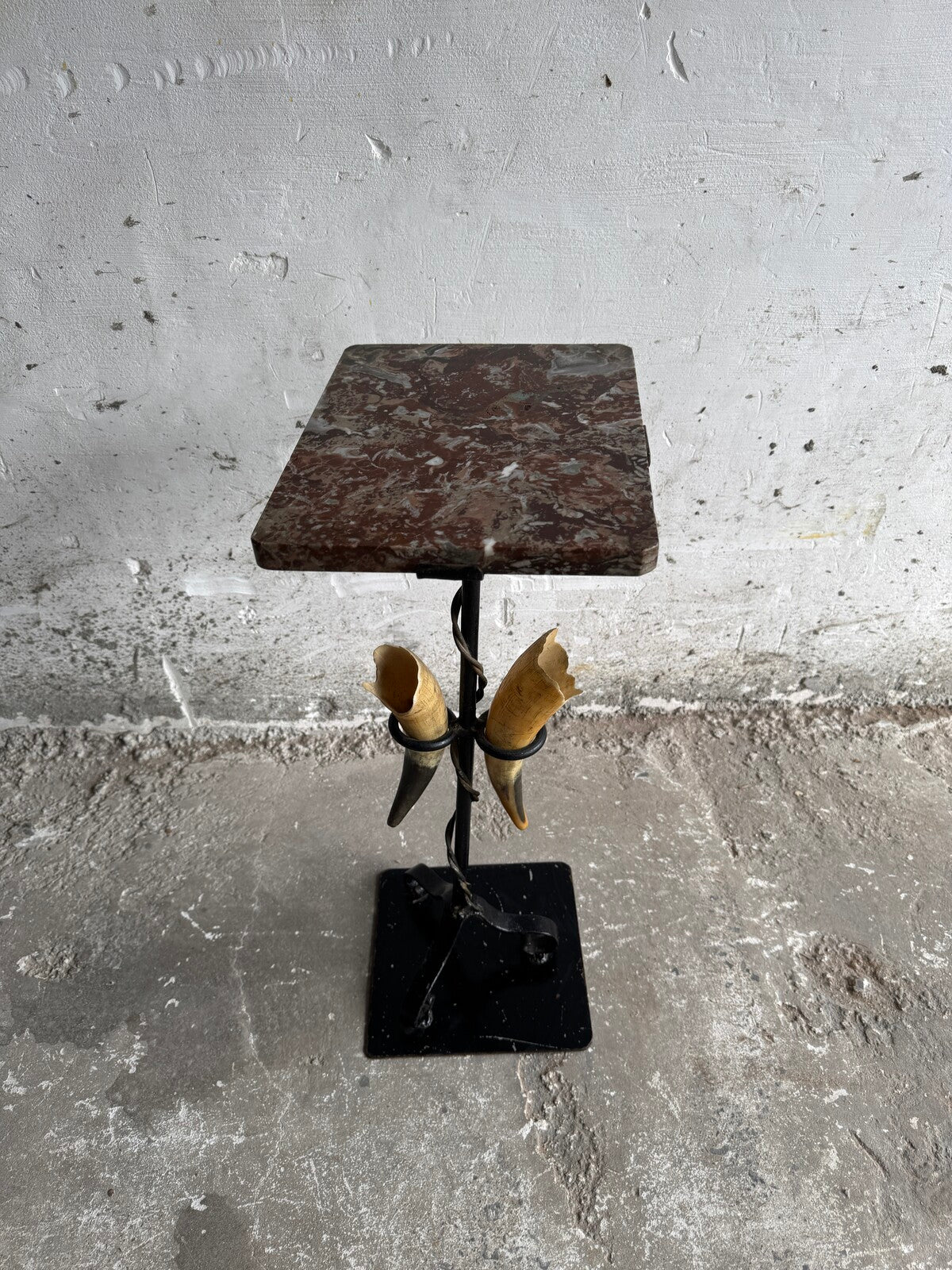 Table d'appoint en marbre avec base en corne sculpturale