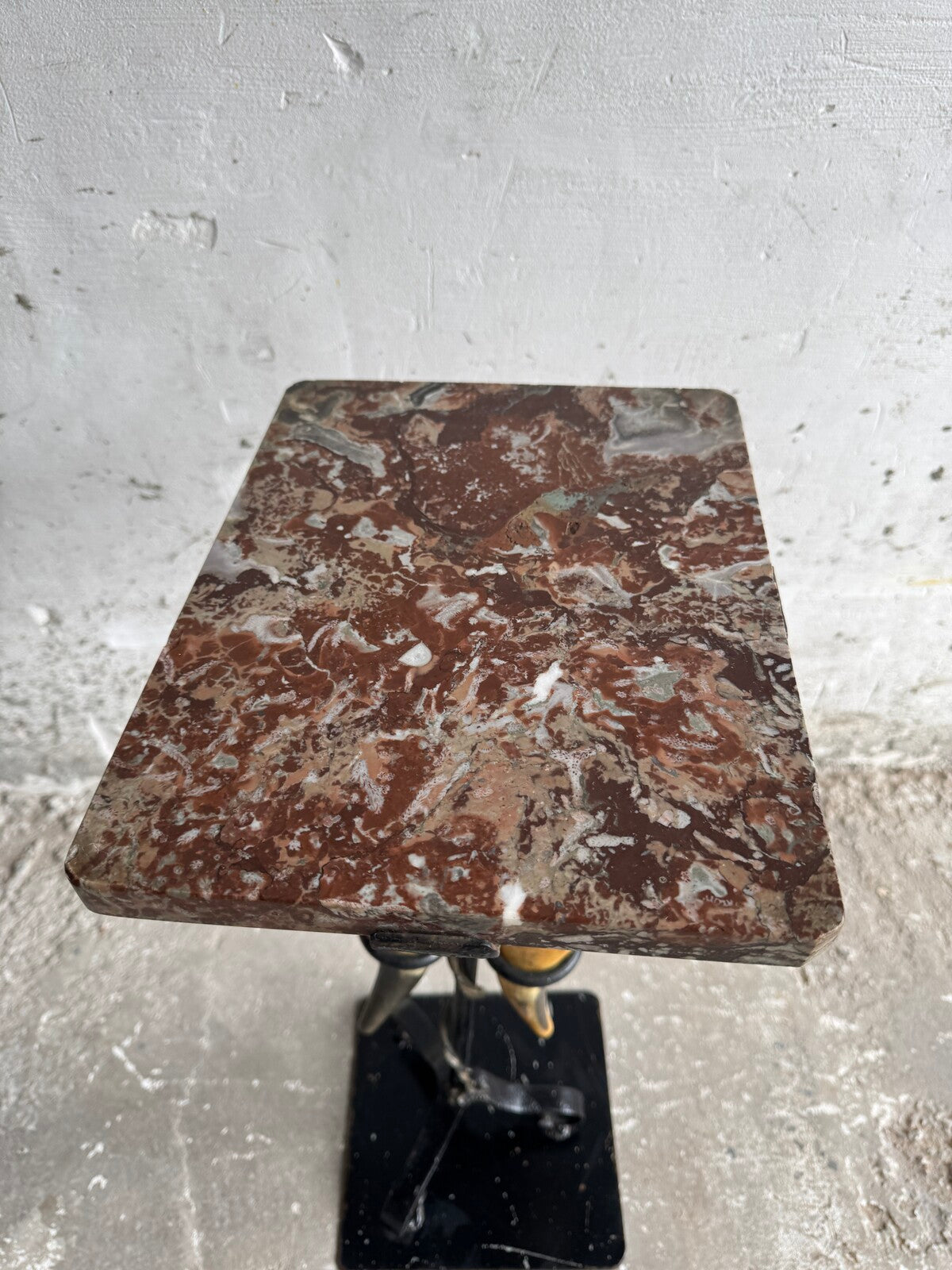 Table d'appoint en marbre avec base en corne sculpturale
