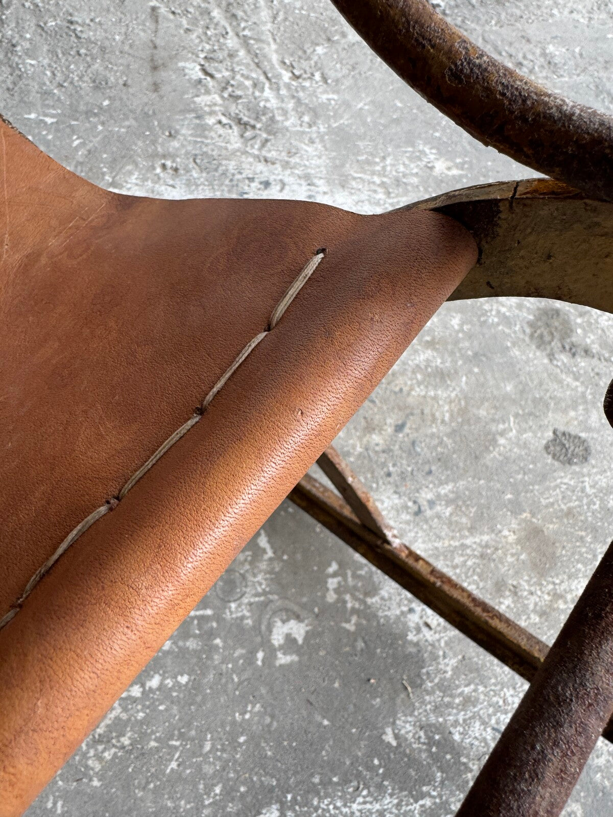 Chaise à bascule en métal du XIXe siècle avec assise en cuir