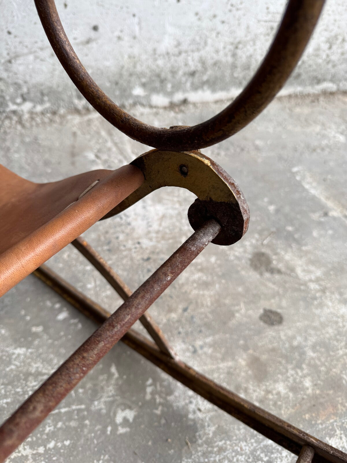 Chaise à bascule en métal du XIXe siècle avec assise en cuir