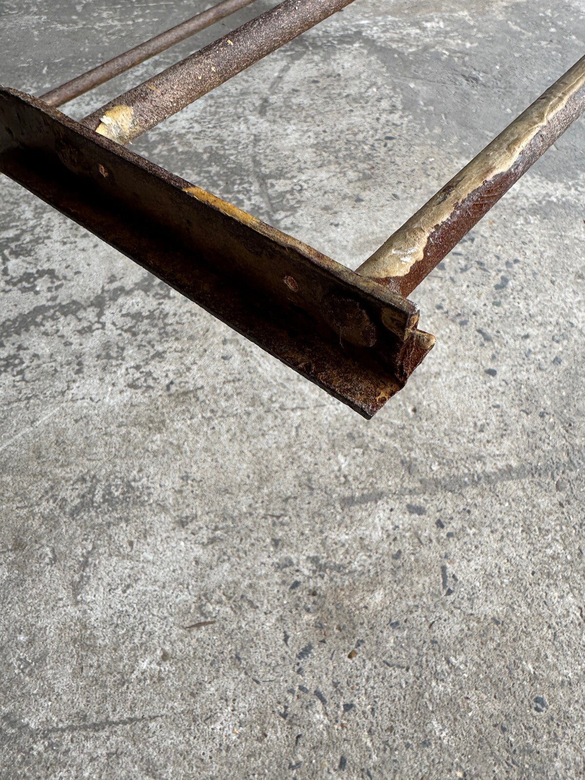 Chaise à bascule en métal du XIXe siècle avec assise en cuir