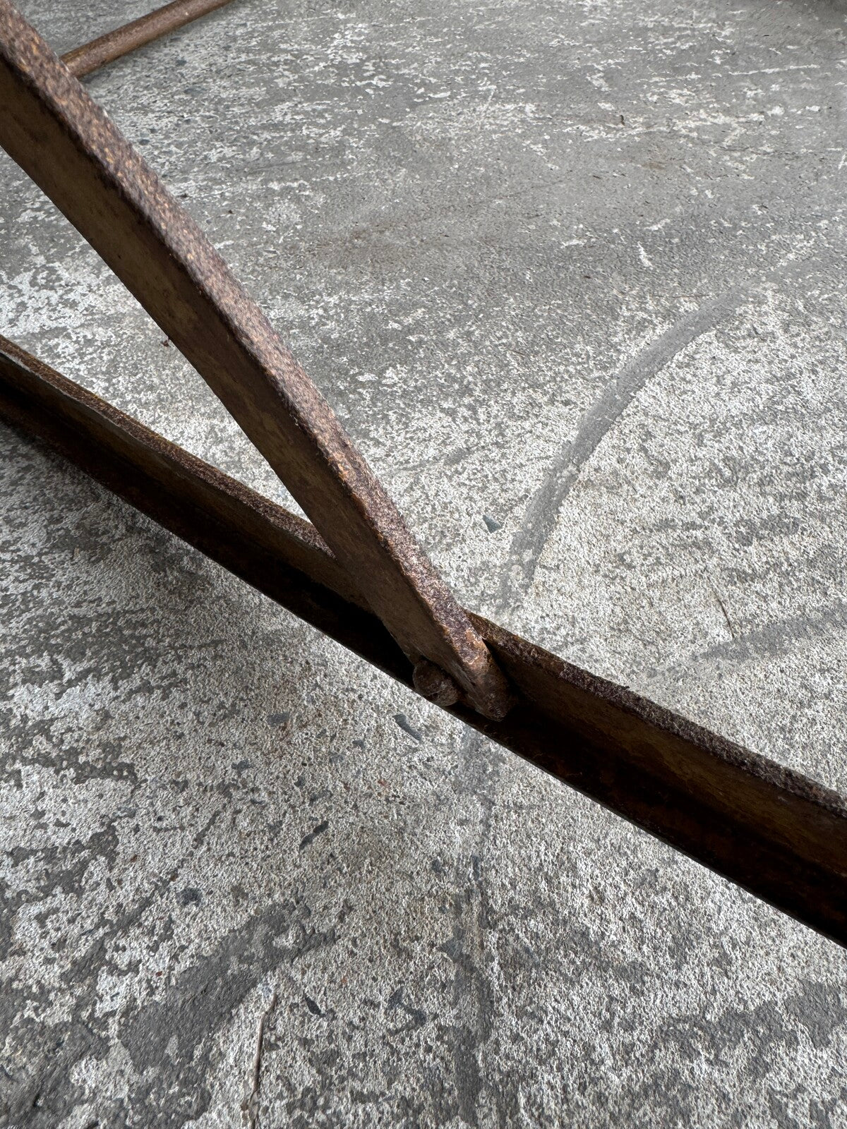 Chaise à bascule en métal du XIXe siècle avec assise en cuir