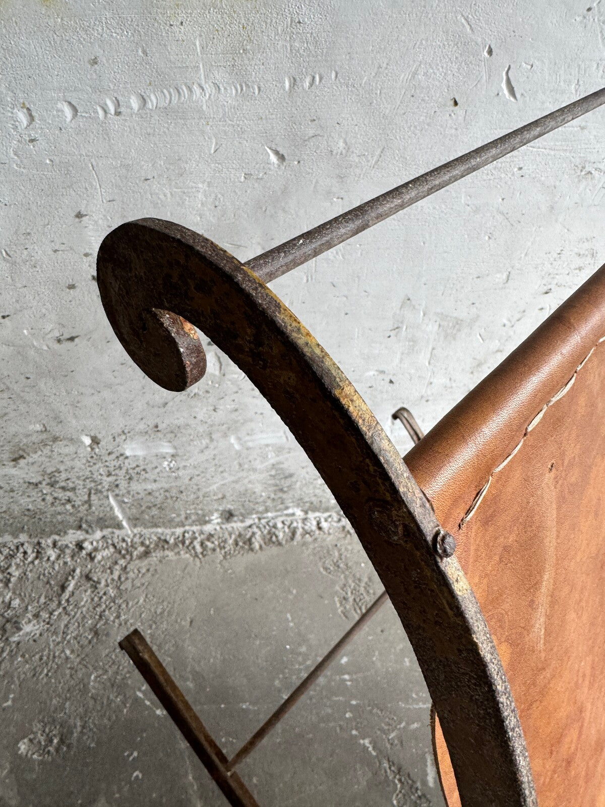 Chaise à bascule en métal du XIXe siècle avec assise en cuir