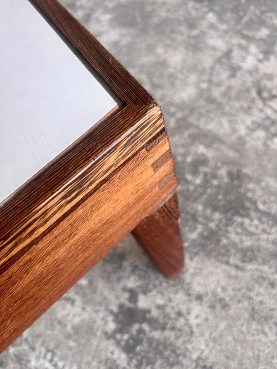 Mid-Century lage bijzettafel met strak profiel