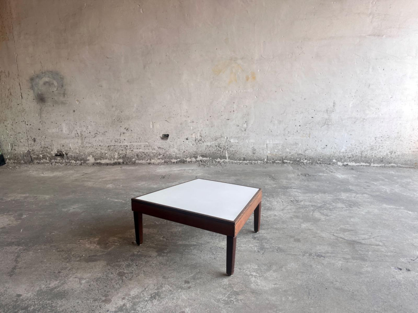 Mid-Century lage bijzettafel met strak profiel