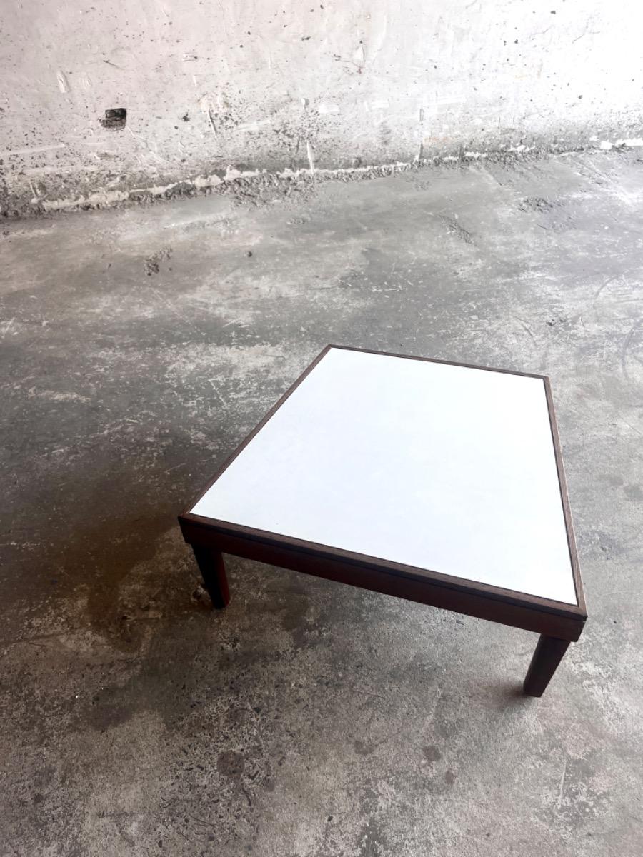 Mid-Century lage bijzettafel met strak profiel