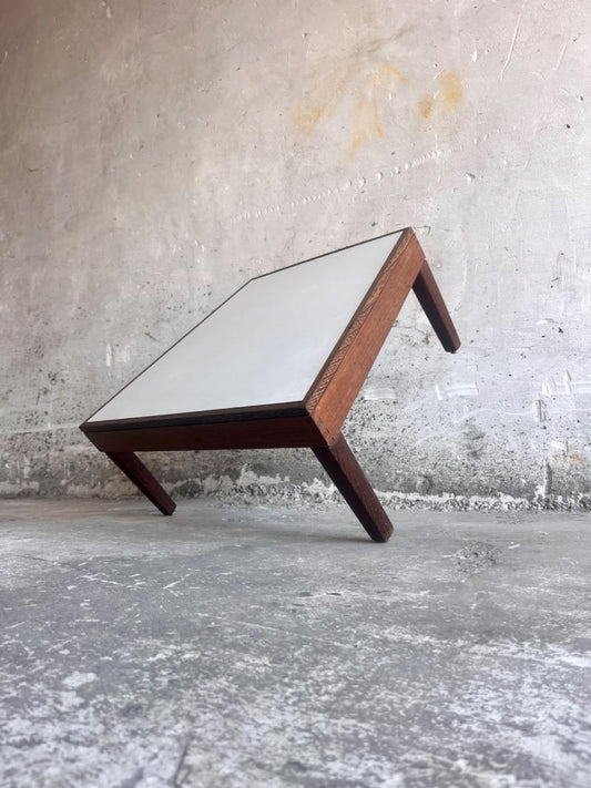 Mid-Century lage bijzettafel met strak profiel