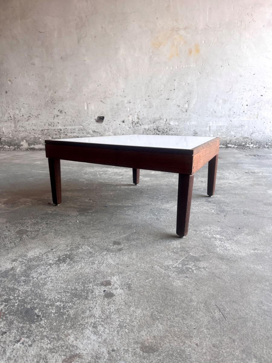 Mid-Century lage bijzettafel met strak profiel