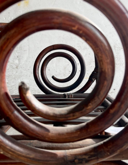 Manou bamboe fauteuil uit het midden van de vorige eeuw met open rotan rugleuning