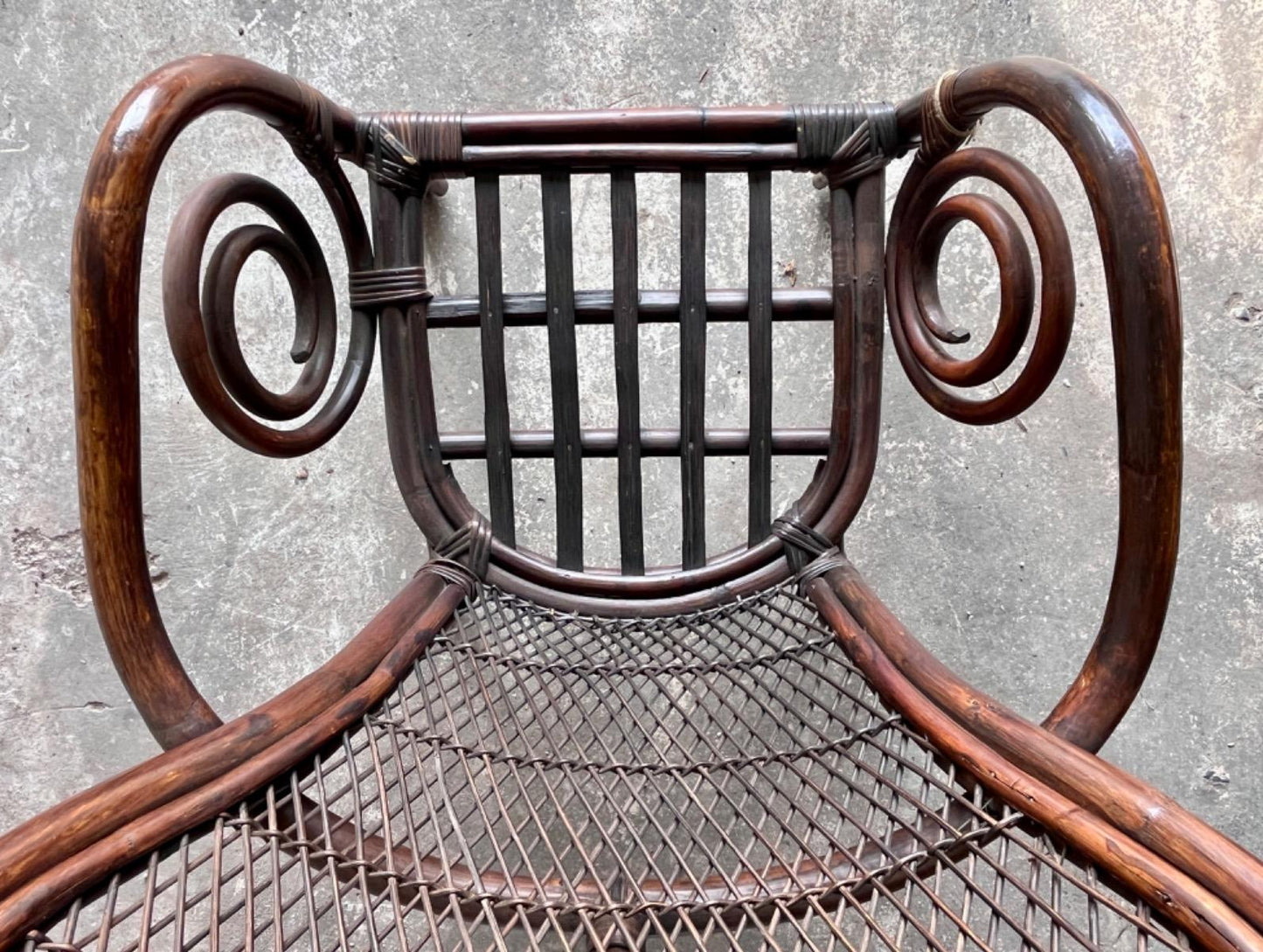 Mid-century Manou bamboe armstoel met open rotan rugleuning