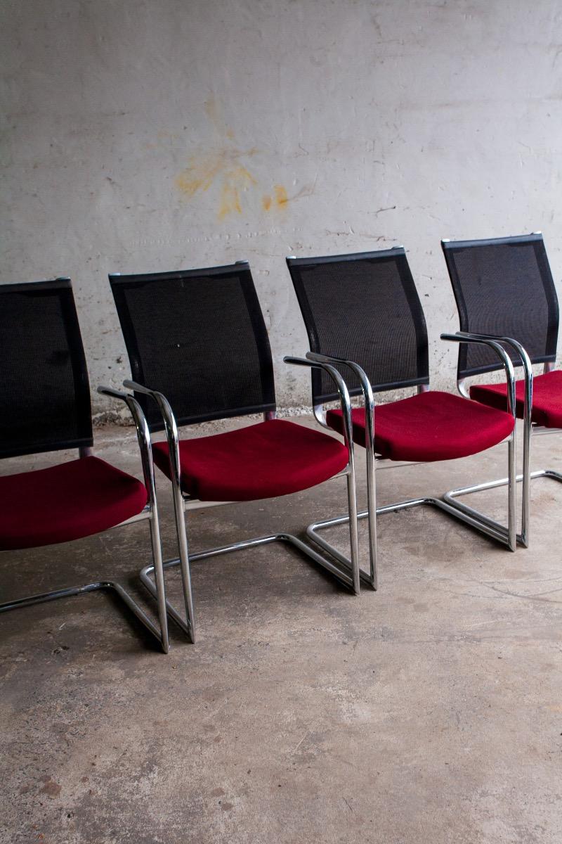 Ensemble de 4 chaises cantilever avec assise bordeaux et dossier en résille
