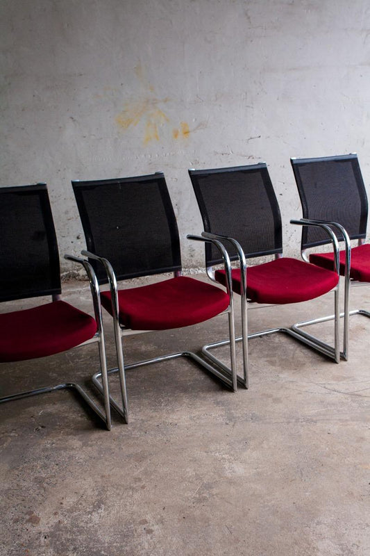 Ensemble de 4 chaises cantilever avec assise bordeaux et dossier en résille