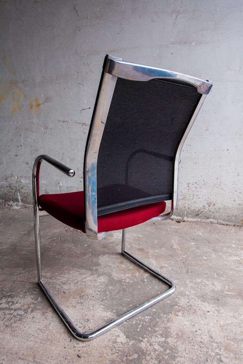 Ensemble de 4 chaises cantilever avec assise bordeaux et dossier en résille