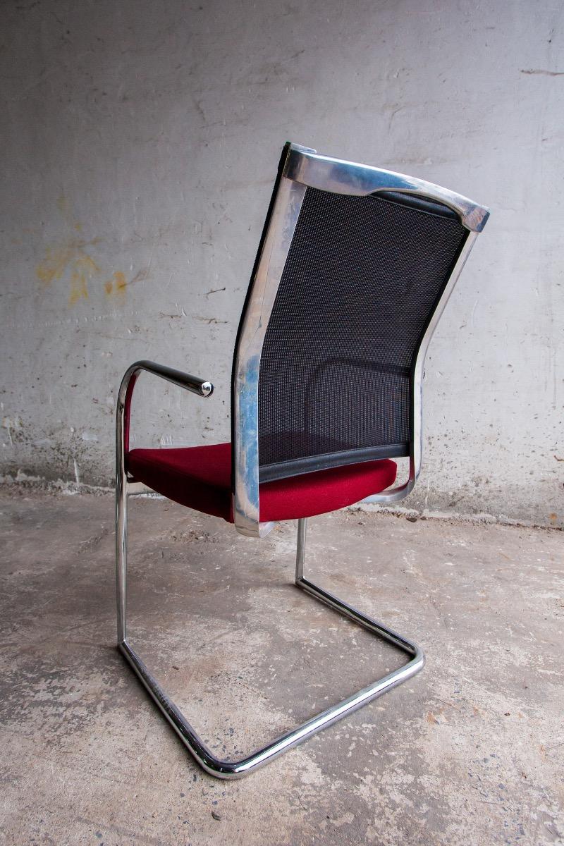 Ensemble de 4 chaises cantilever avec assise bordeaux et dossier en résille