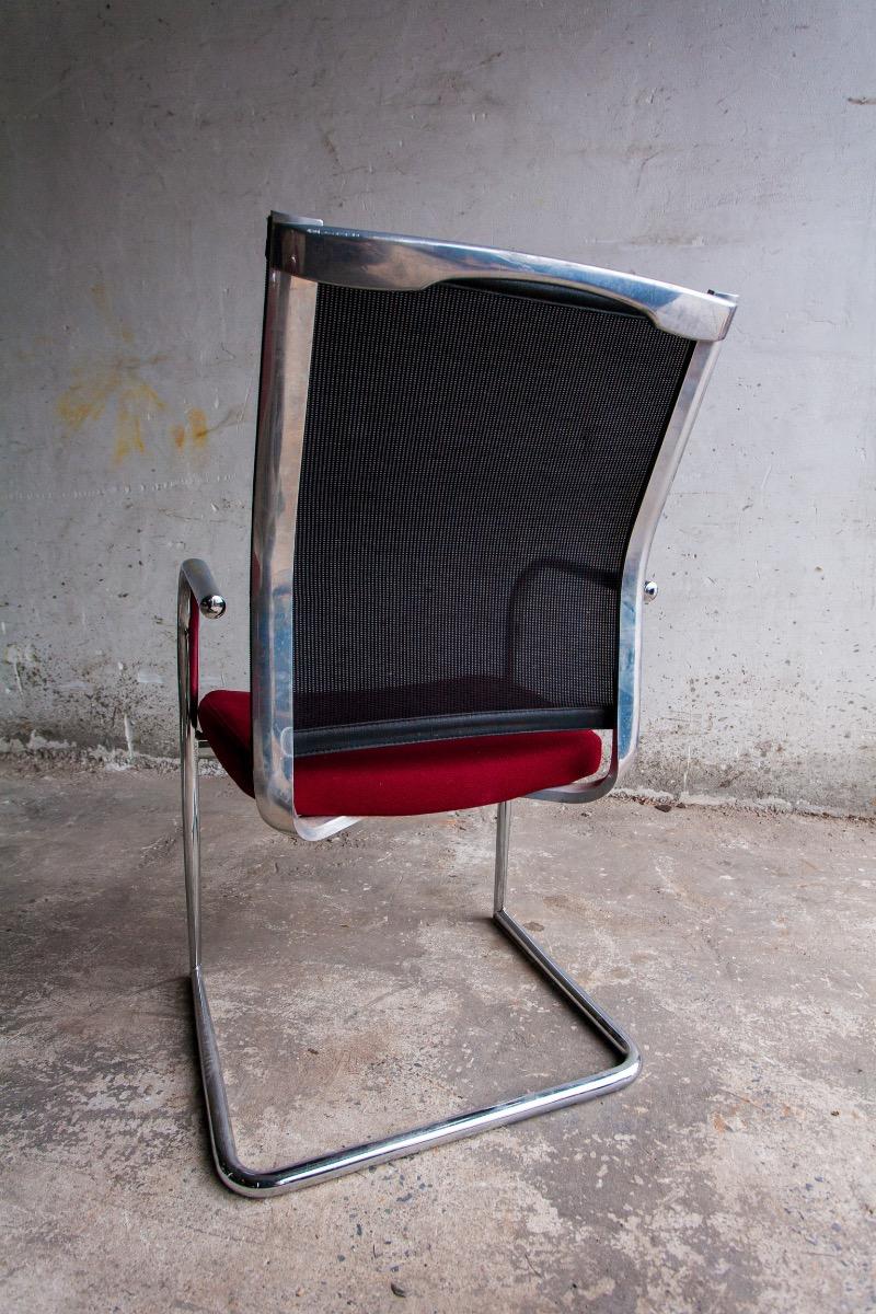 Ensemble de 4 chaises cantilever avec assise bordeaux et dossier en résille