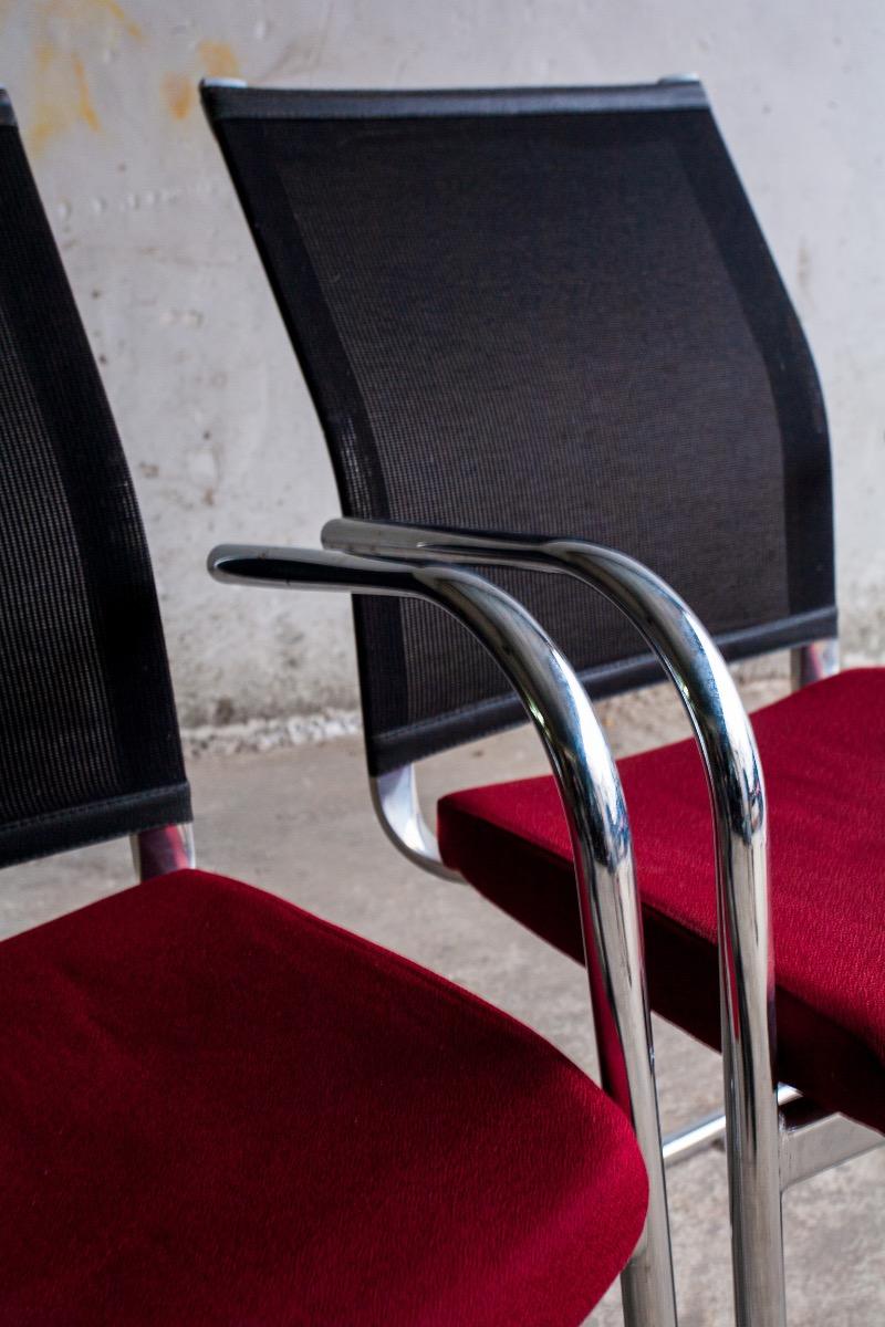 Ensemble de 4 chaises cantilever avec assise bordeaux et dossier en résille