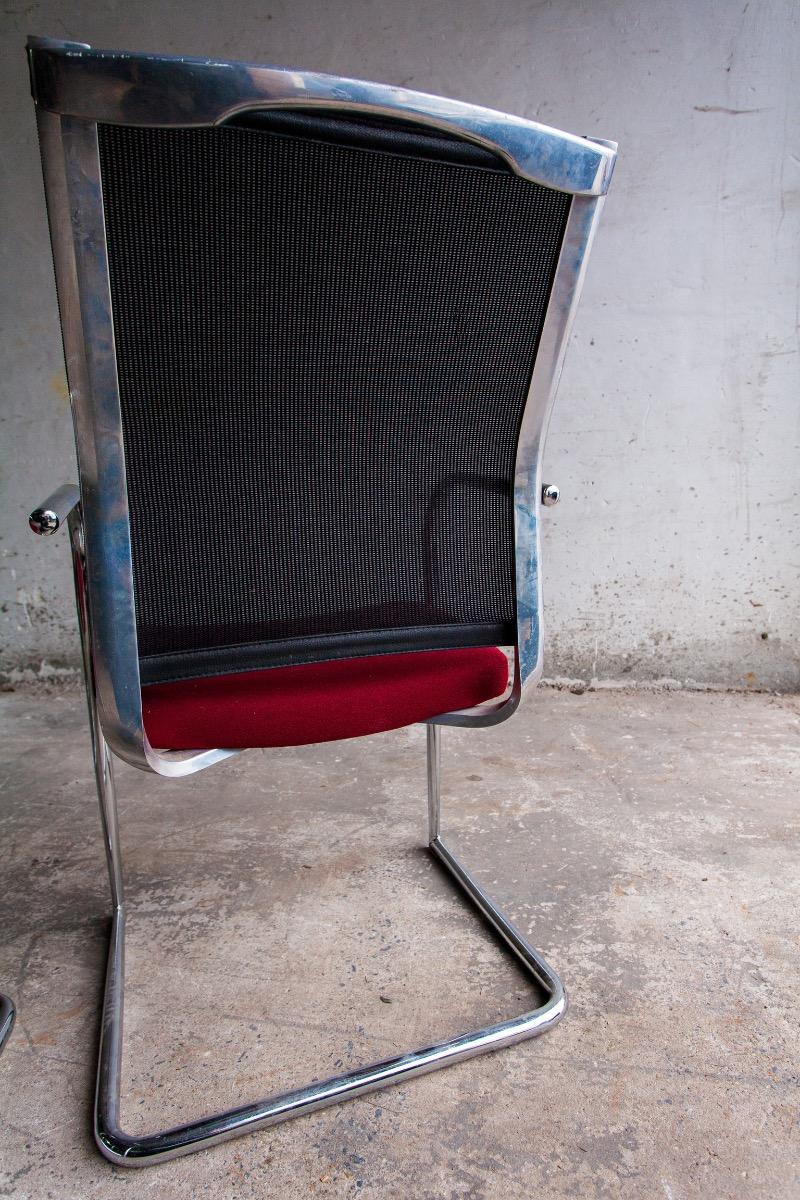 Ensemble de 4 chaises cantilever avec assise bordeaux et dossier en résille