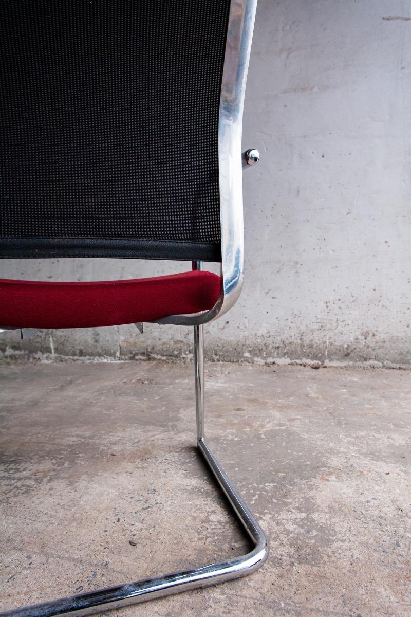 Ensemble de 4 chaises cantilever avec assise bordeaux et dossier en résille