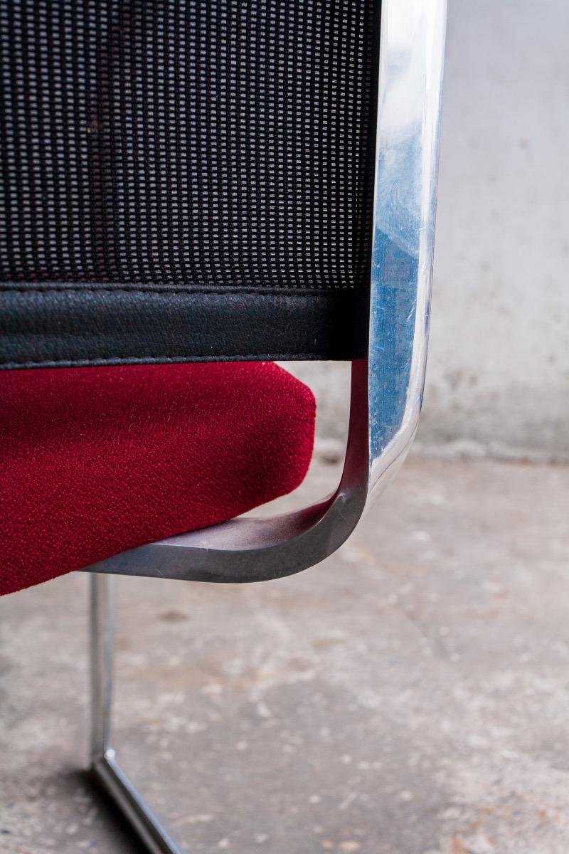 Ensemble de 4 chaises cantilever avec assise bordeaux et dossier en résille