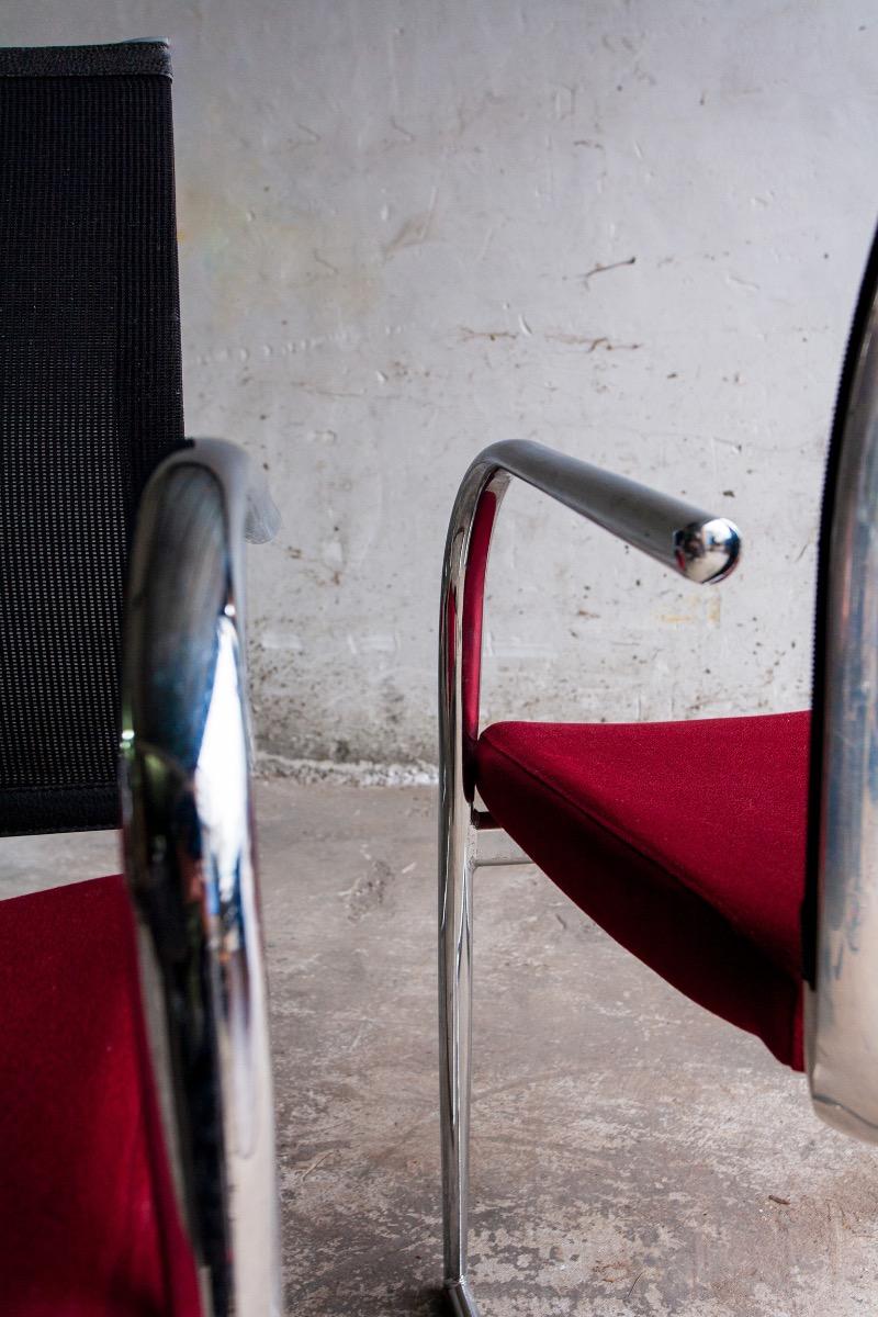 Ensemble de 4 chaises cantilever avec assise bordeaux et dossier en résille