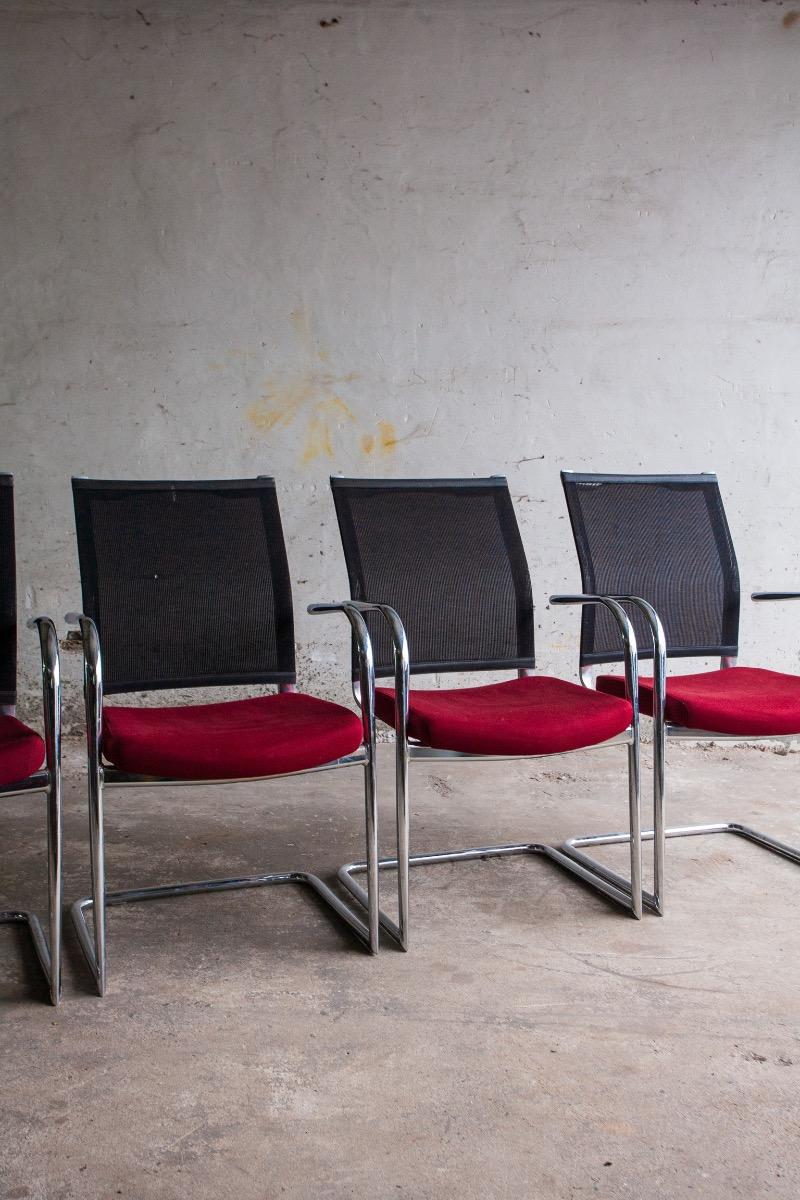 Ensemble de 4 chaises cantilever avec assise bordeaux et dossier en résille