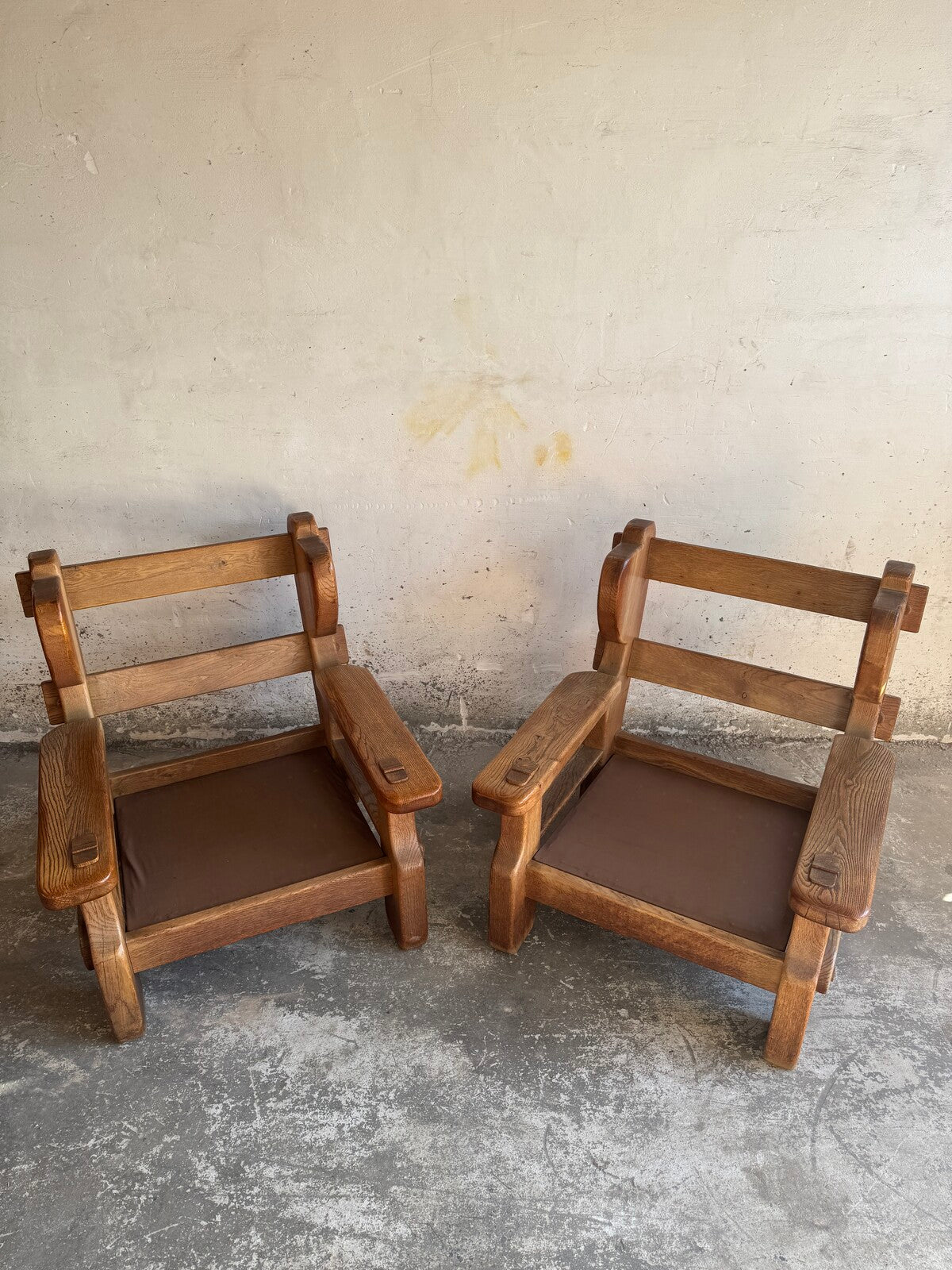 Set van 2 brutalistische fauteuils in massief eik