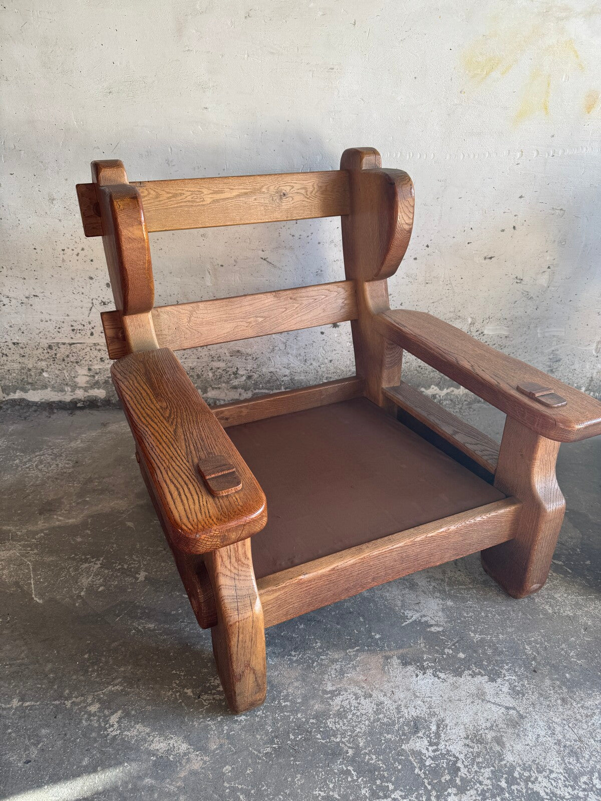 Set van 2 brutalistische fauteuils in massief eik