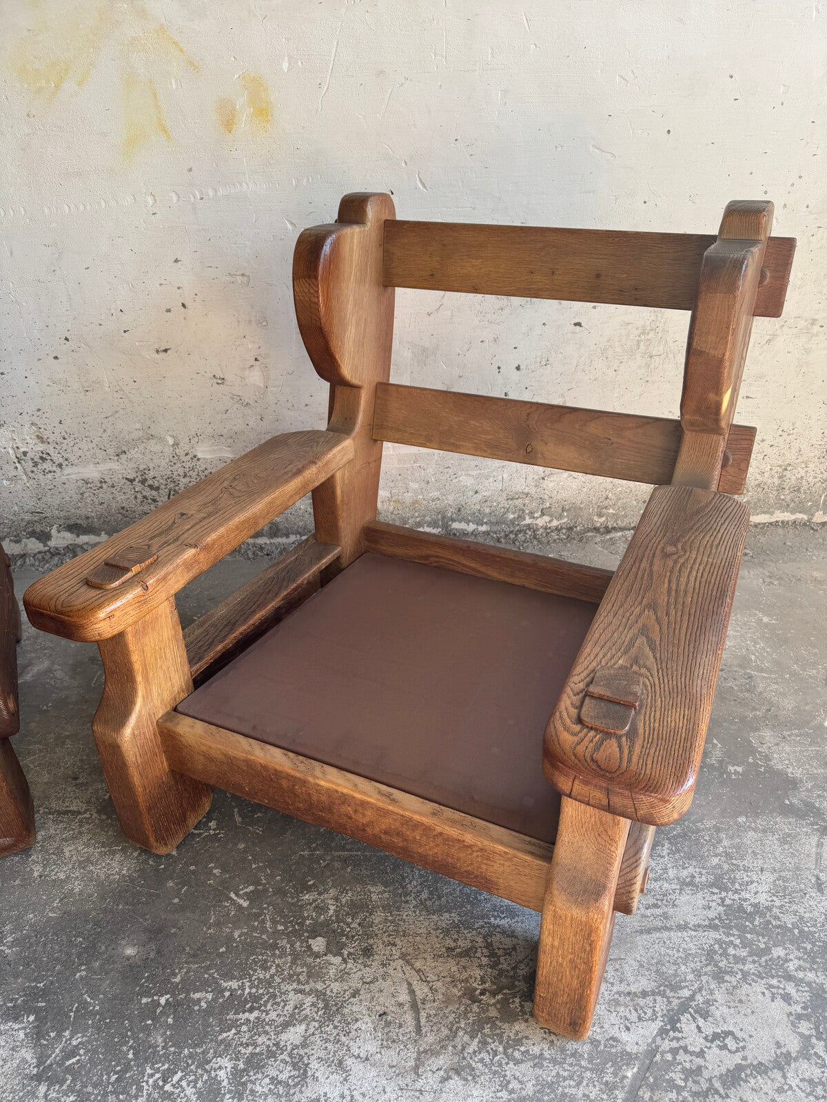 Set van 2 brutalistische fauteuils in massief eik
