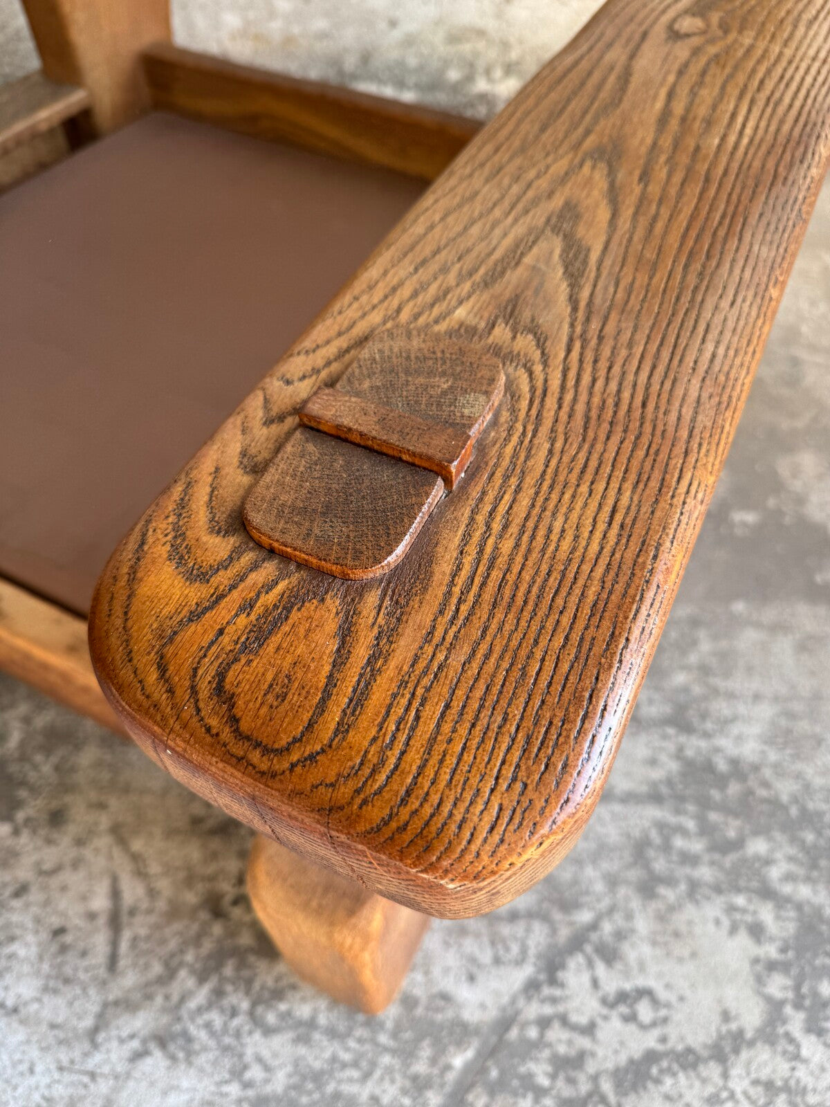 Set van 2 brutalistische fauteuils in massief eik