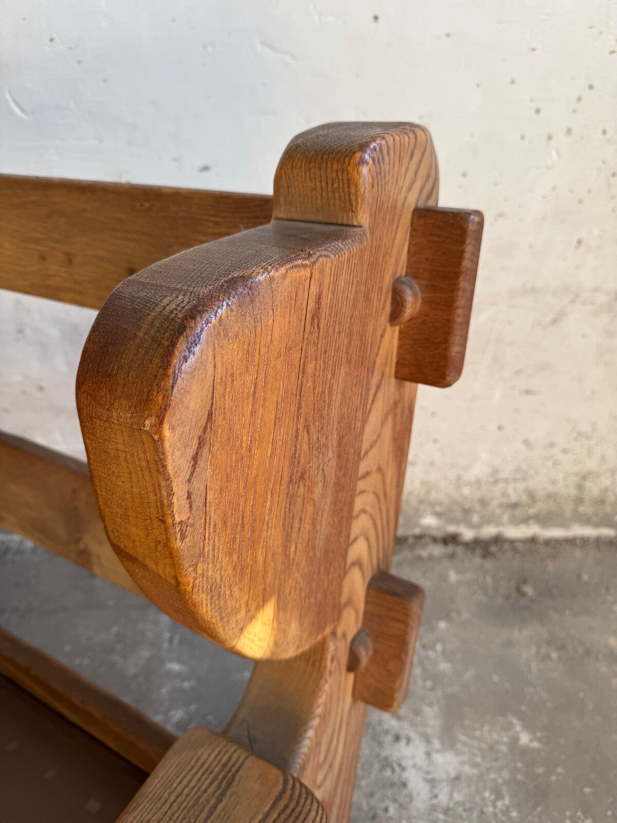 Set van 2 brutalistische fauteuils in massief eik