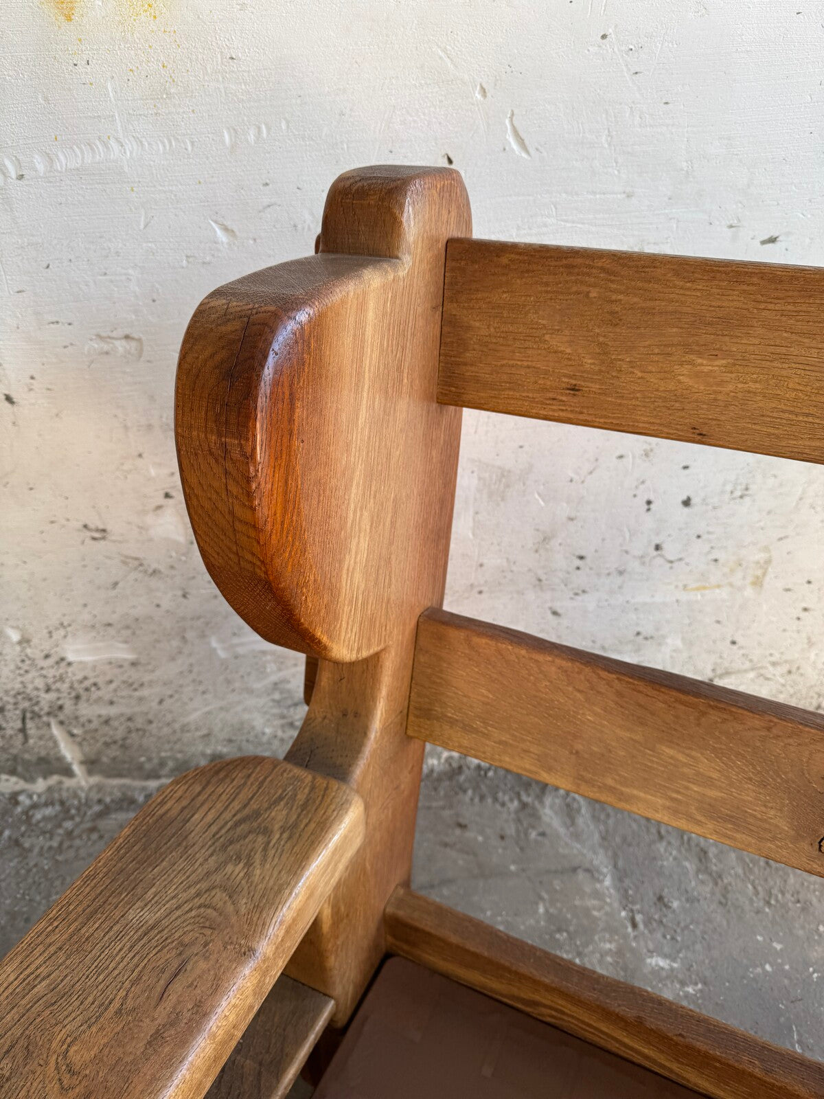 Set van 2 brutalistische fauteuils in massief eik