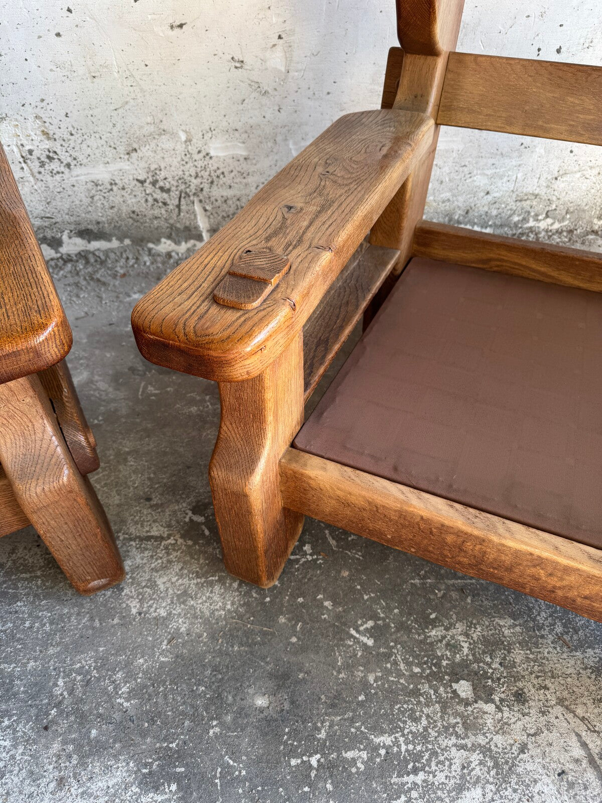 Set van 2 brutalistische fauteuils in massief eik