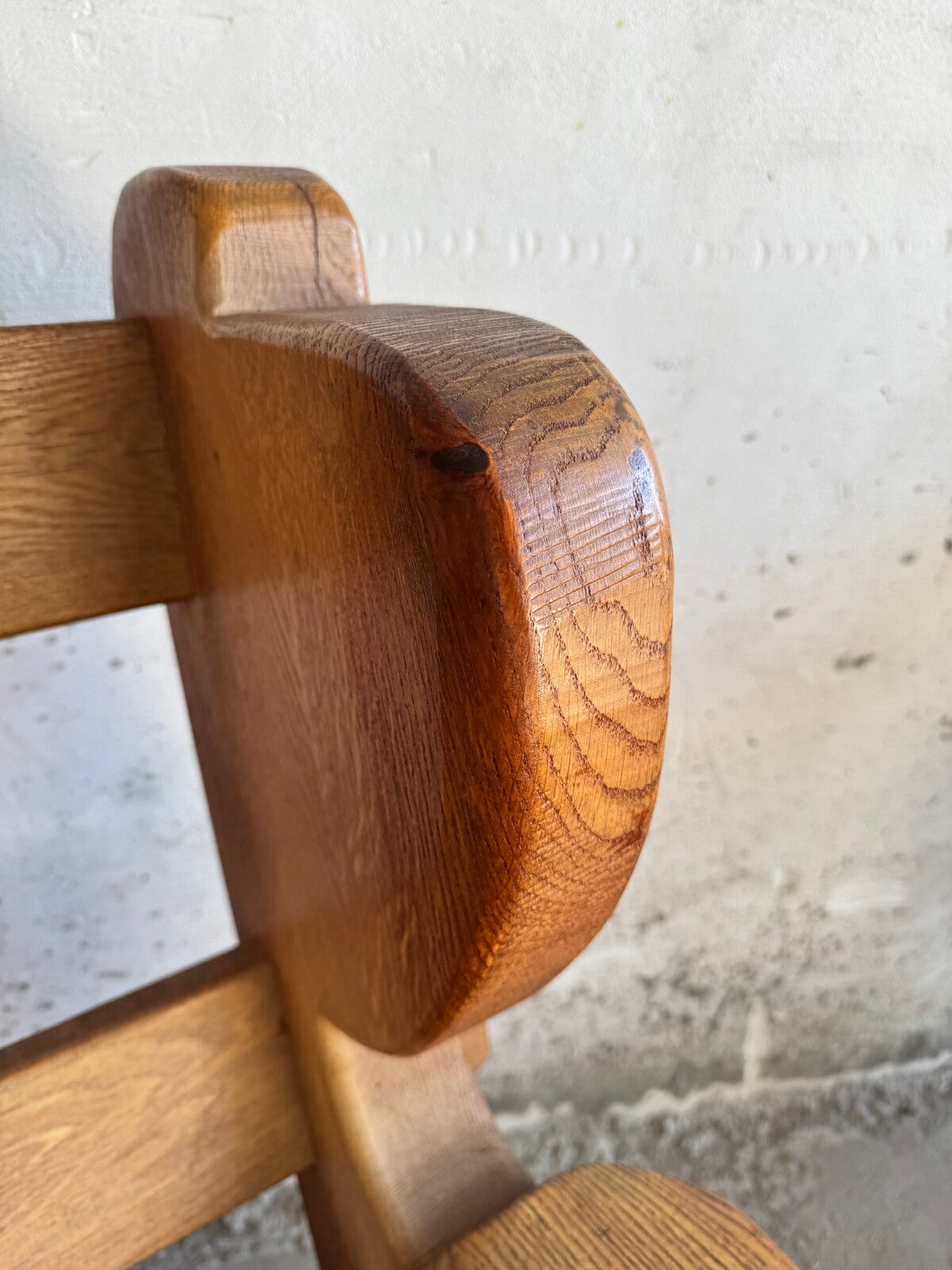 Set van 2 brutalistische fauteuils in massief eik