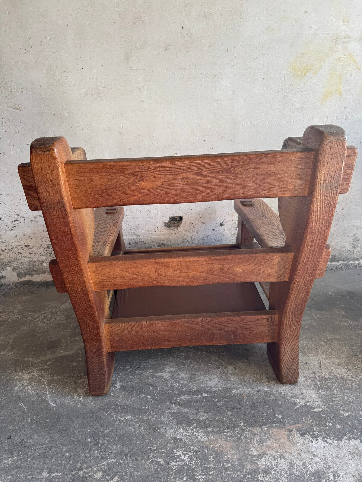 Set van 2 brutalistische fauteuils in massief eik