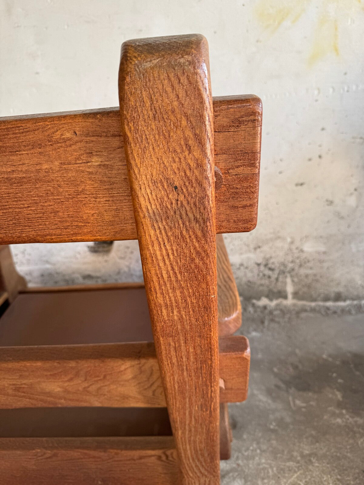 Set van 2 brutalistische fauteuils in massief eik