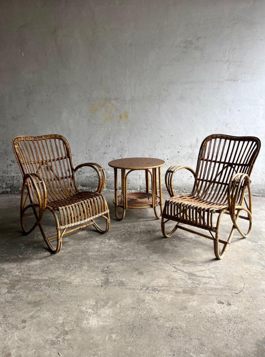 Rotan loungestoelen met bijpassende tafel – in de stijl van Rohé Noordwolde