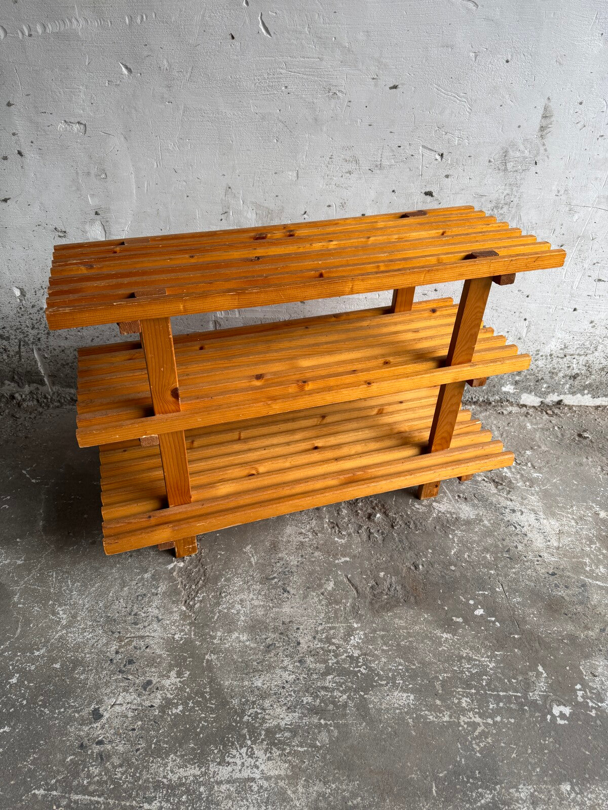 Rustieke houten plankenkast