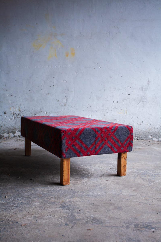 Grote vintage bank bekleed met Schotse tartanstof