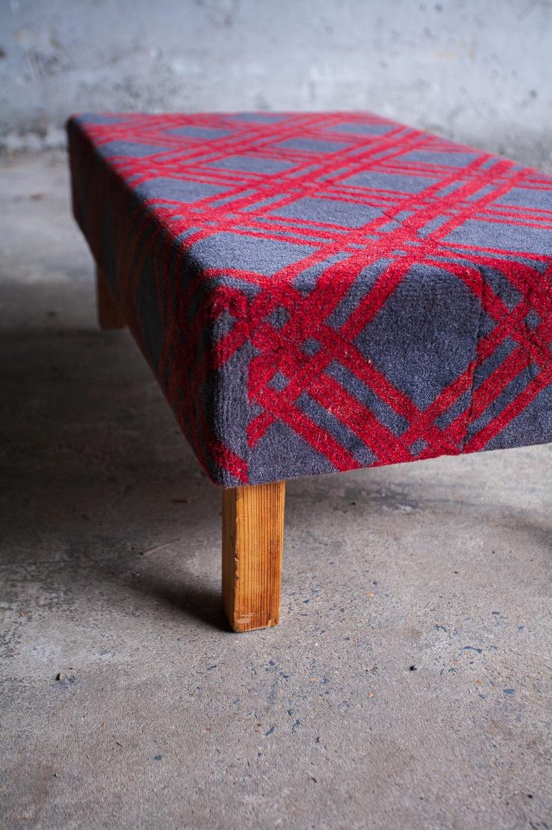 Grote vintage bank bekleed met Schotse tartanstof