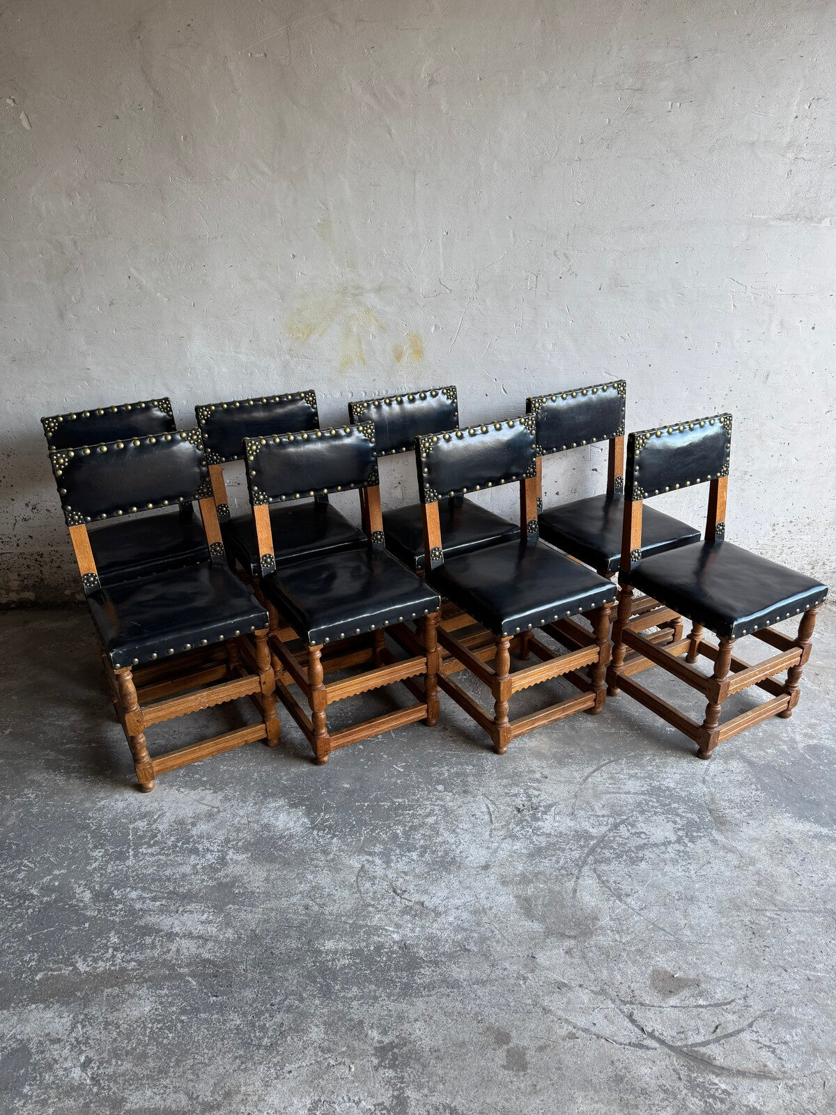 Set of 8 antique Flemish chairs in wood and leather