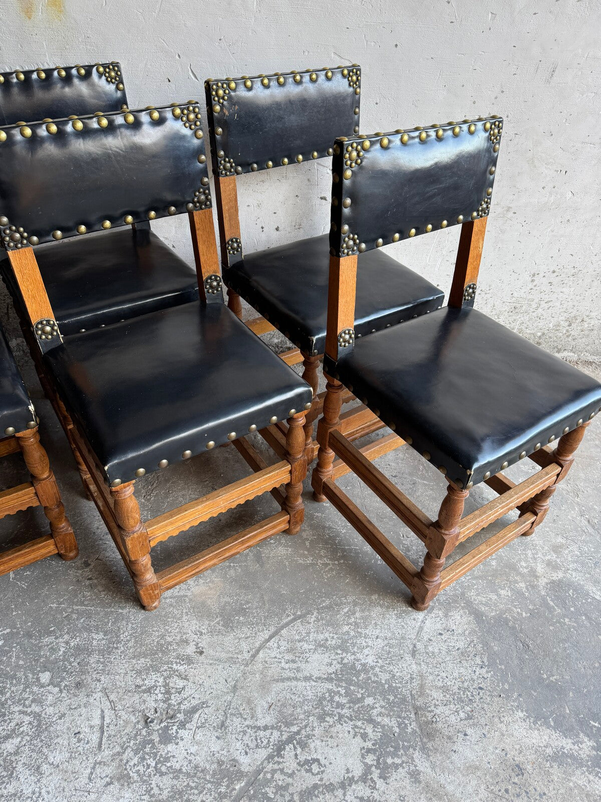 Set of 8 antique Flemish chairs in wood and leather