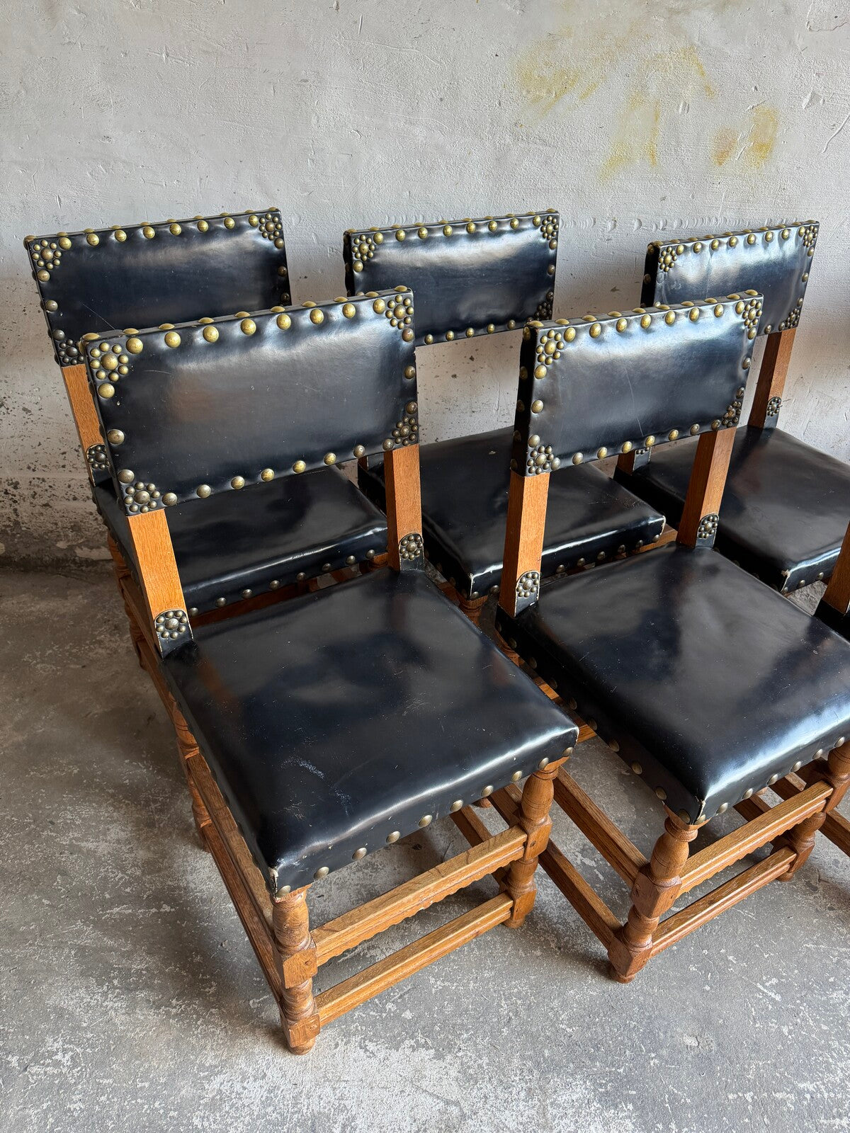 Set of 8 antique Flemish chairs in wood and leather
