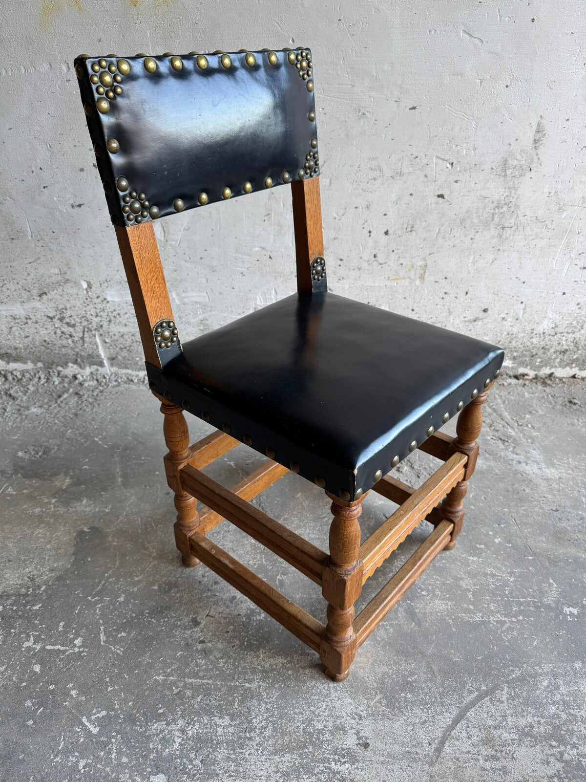 Set of 8 antique Flemish chairs in wood and leather
