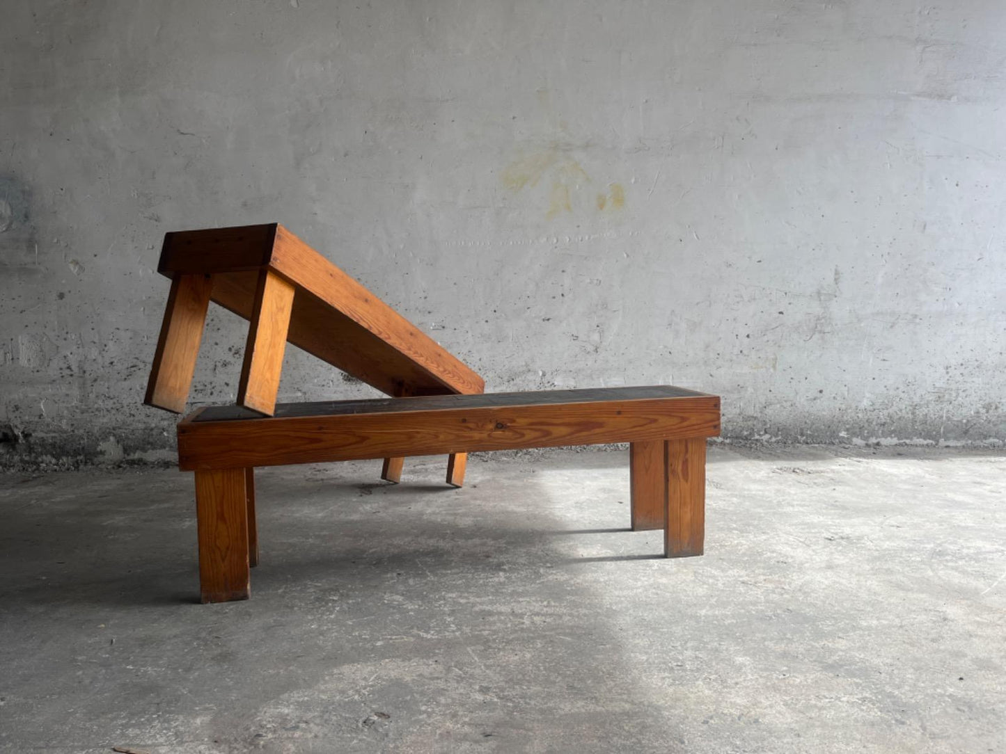 Set van brutalistische banken van grenen, kalksteen en koper.