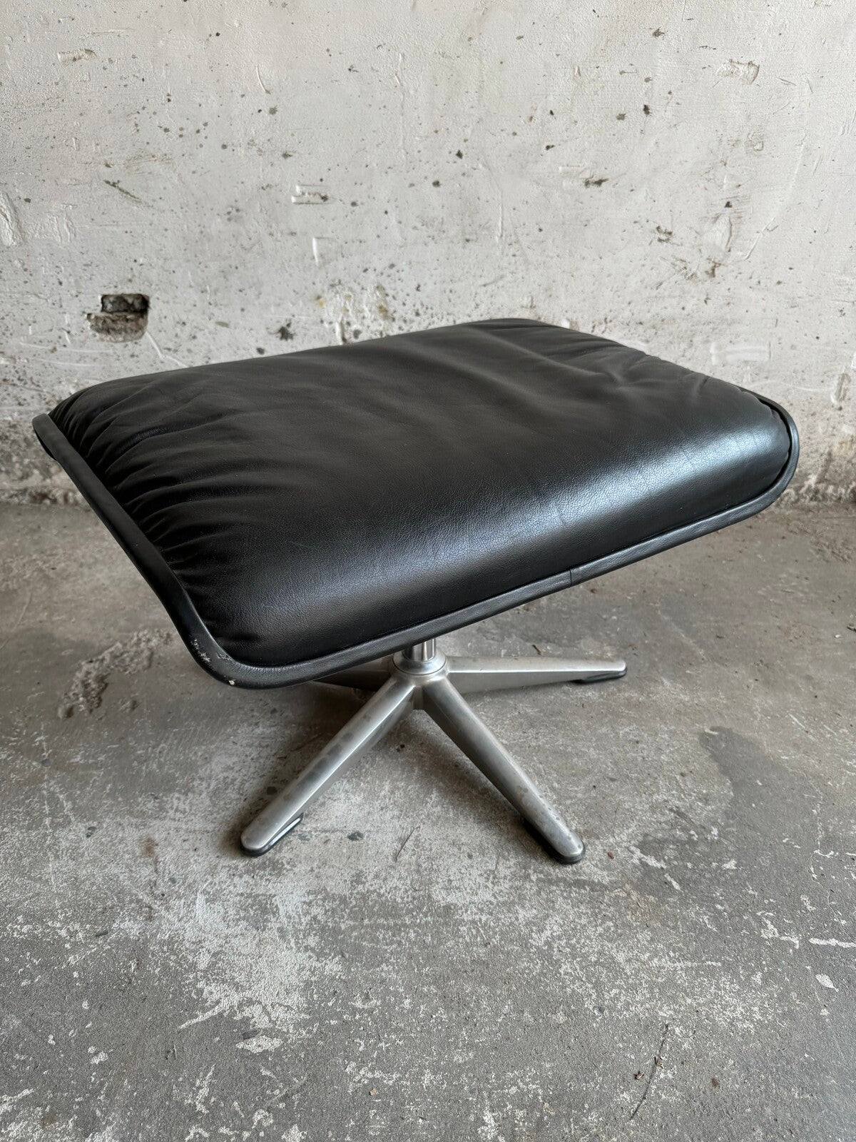 Elegant Wilkhahn Delta Lounge Chair with Ottomans (1970s)