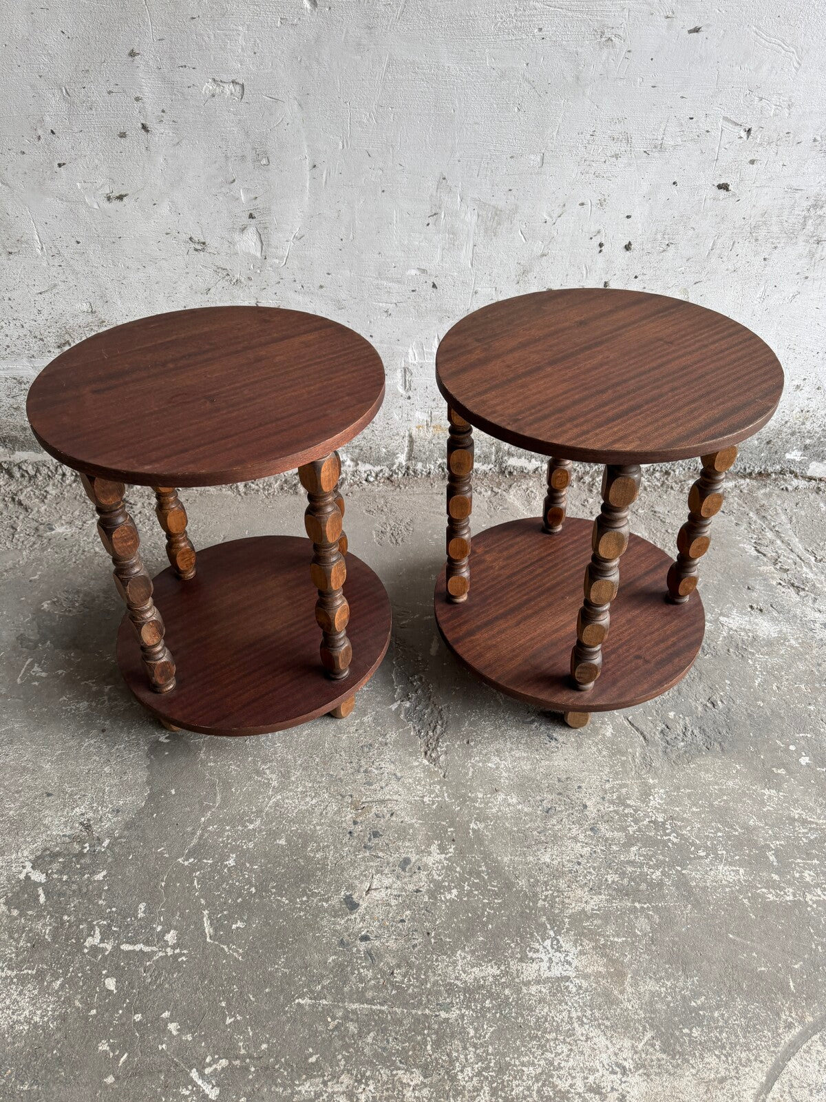 Set van 2 houten brutalistische bijzettafels