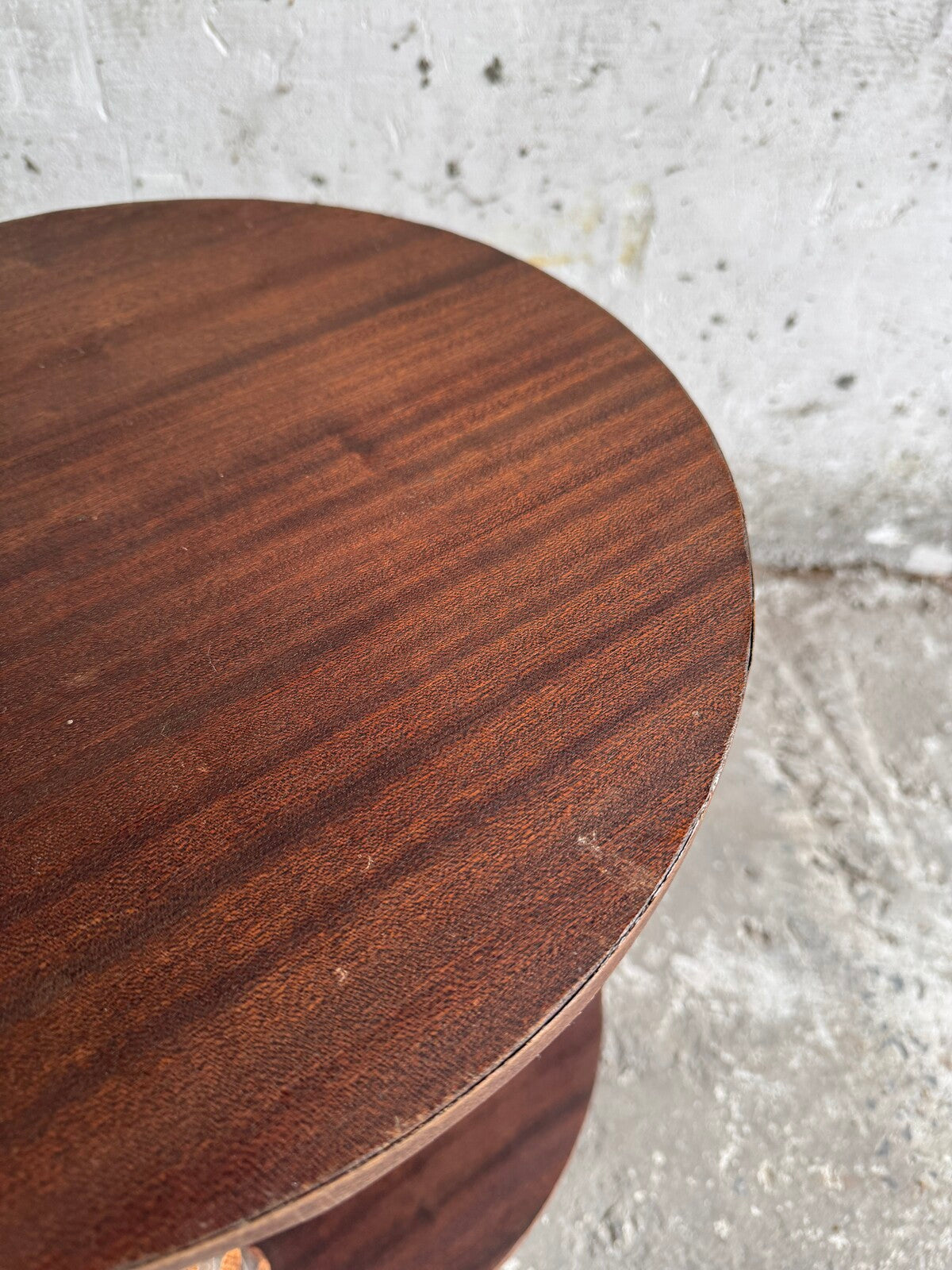 Set van 2 houten brutalistische bijzettafels