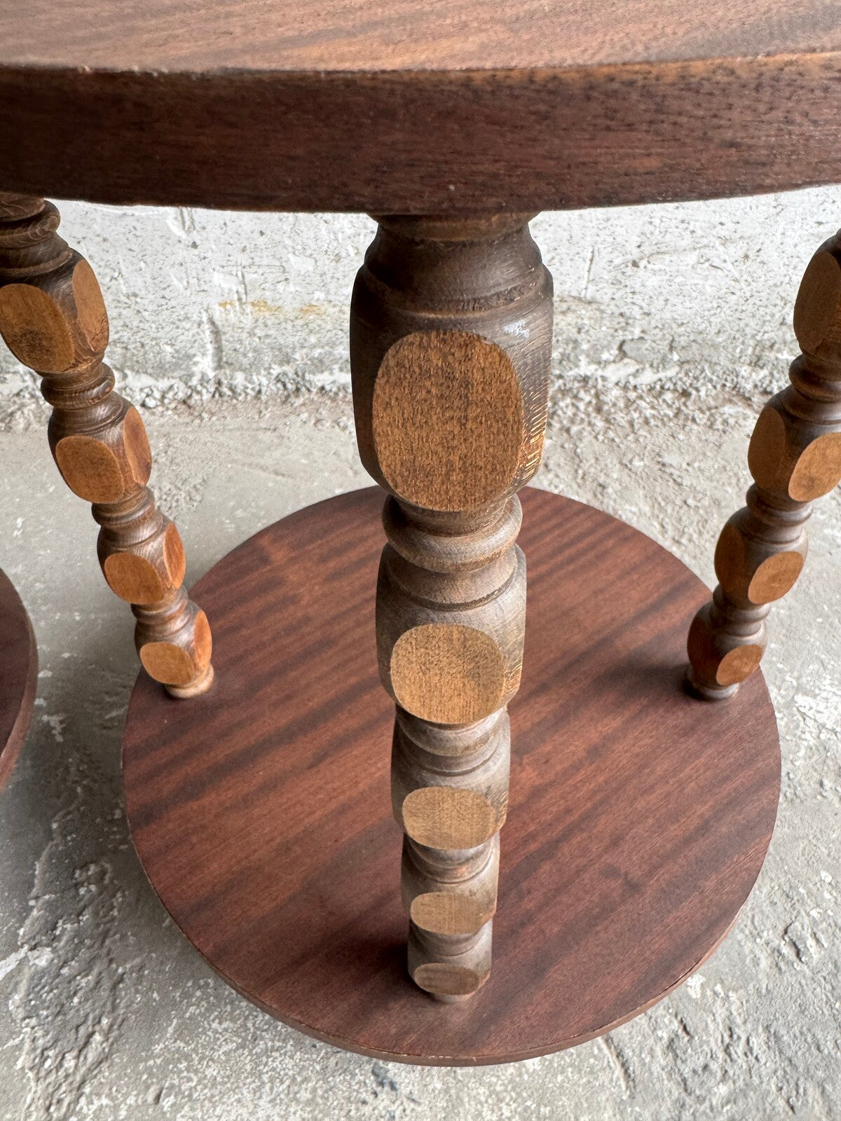 Set van 2 houten brutalistische bijzettafels