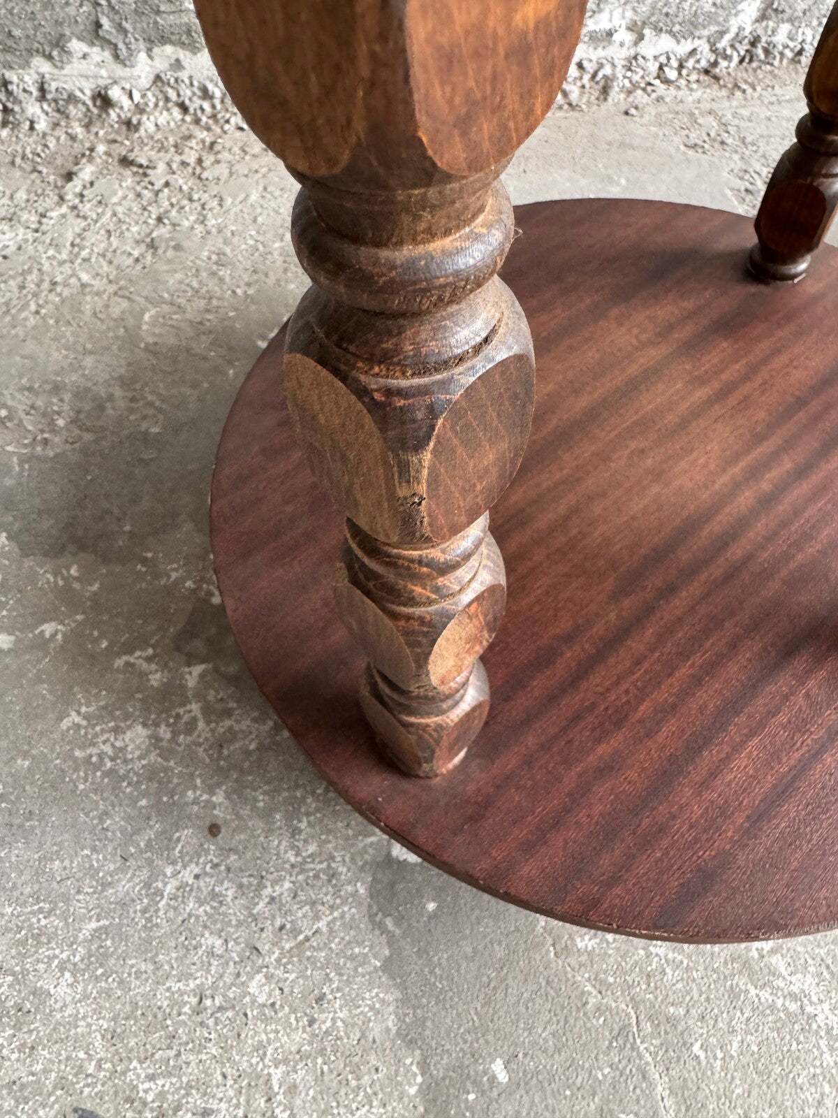 Set van 2 houten brutalistische bijzettafels