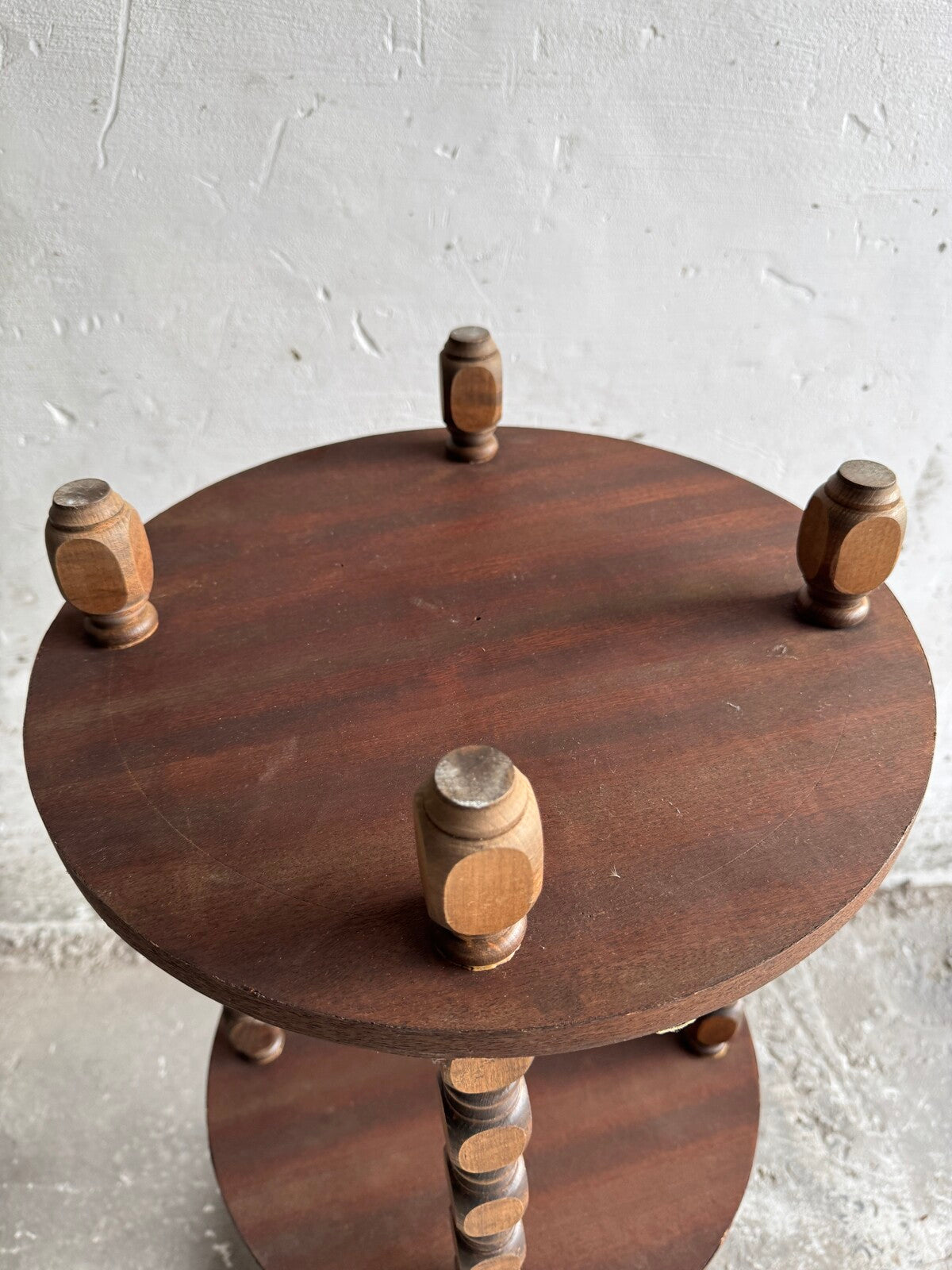 Set van 2 houten brutalistische bijzettafels